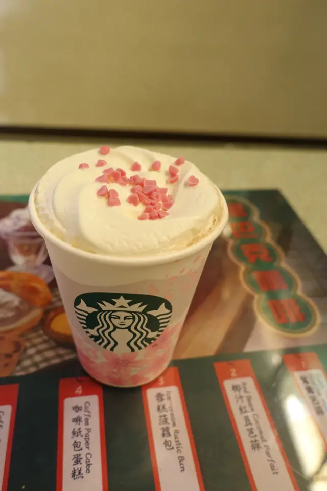 加上忌廉及粉紅色心心朱古力，賣相的確更吸引