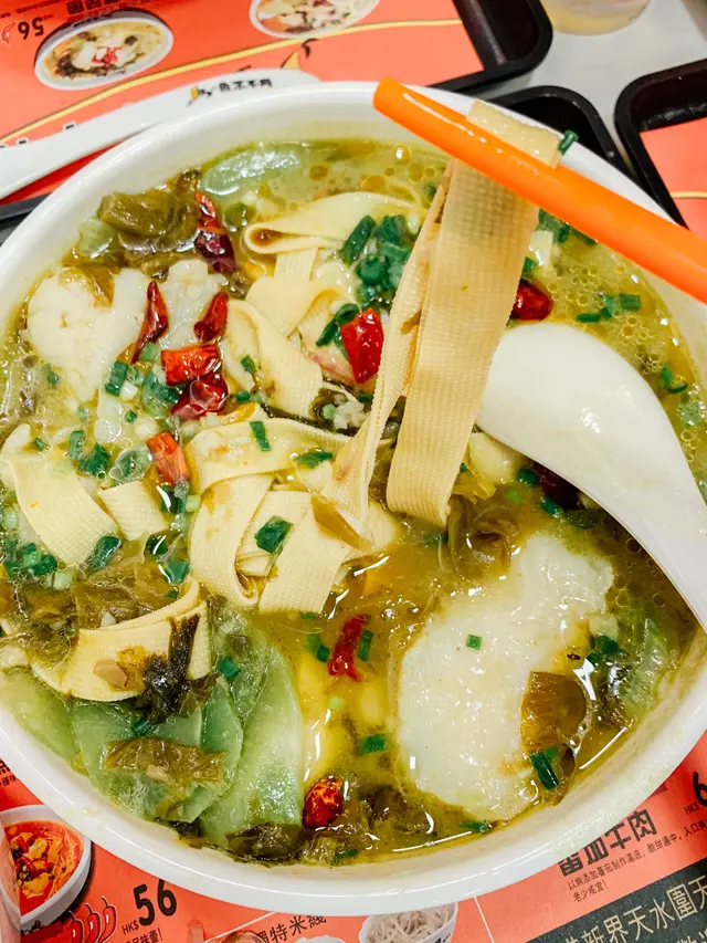 湯底太多，幾乎滿瀉，睇上去好似好多咁，但份量唔算特別多。湯既顏色都好濃，飲落都係重味精既。魚肉方面都好嫩滑，啖啖肉都好入味。配菜我揀左萵筍同豆腐皮，呢兩樣既份量都算多，如果唔算大食既朋友其實好足夠，因為仲有碗薯粉。但唔食得辣既人其實唔建議幫襯，因為除左蕃茄湯底，一隻辣椒都仍然好辣。整體味道都唔算太差。