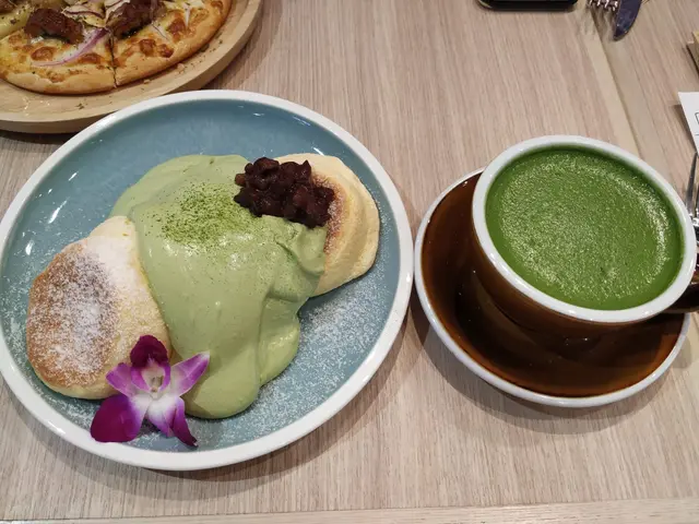 抹茶忌廉梳乎厘班戟和熱牛奶抹茶