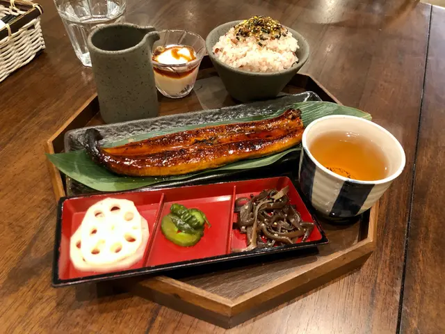 食後感：
✔︎依據餐廳提供既食法，「一汁三菜」有層次豐富既口感，每個步驟對味覺有不同衝擊。
✔︎主食醬汁鰻魚好味道
✔︎最後將鏗魚高湯、慢煮蛋和青瓜漬混入殼米飯內一併進食，口感好味！

✖︎殼米飯較硬身（會否是餐廳故意將飯整成較硬身，預算將鏗魚高湯茶混在殼米飯中也不會過軟身！？）