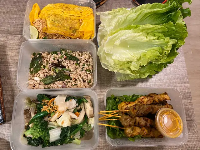 炒金邊粉，肉碎生菜包，沙嗲串燒6串，泰式炒雜菜