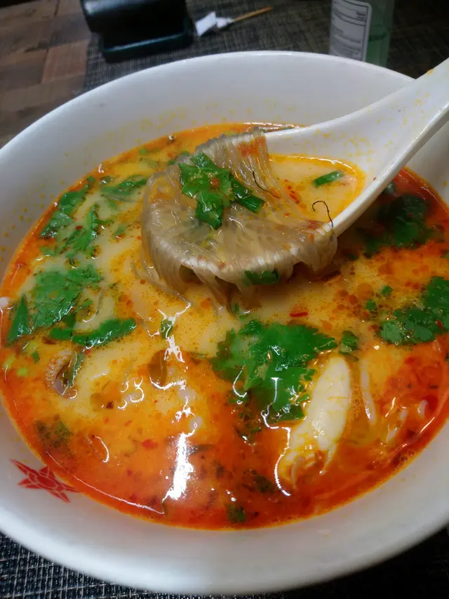 發現不明來歷黑色膠線(見匙羹)