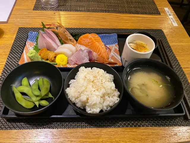 樣樣刺身都好食，有埋海膽，非常抵