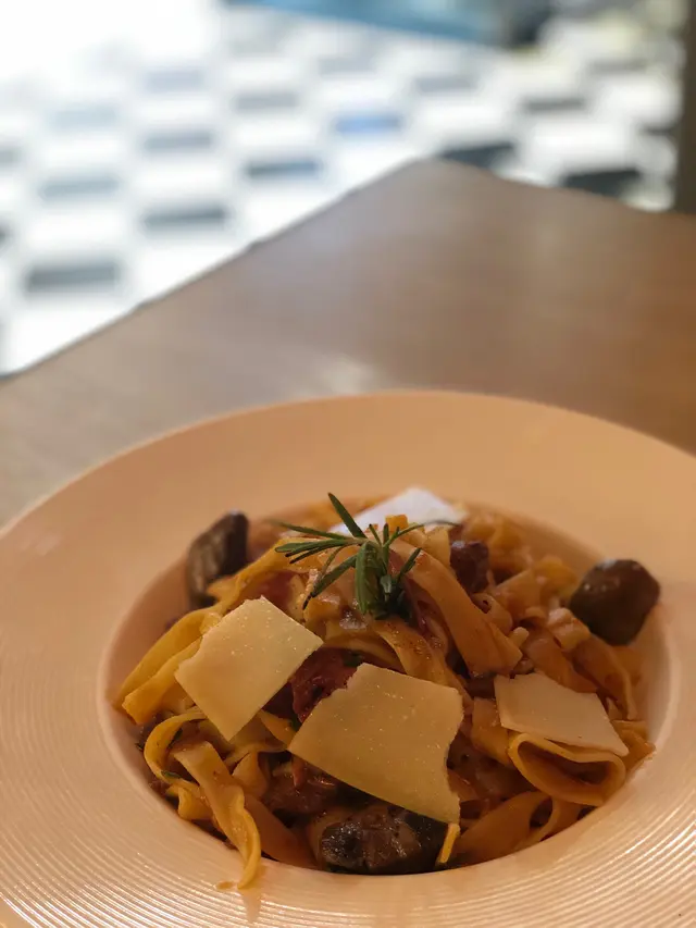 紅酒燉牛肉闊條麵