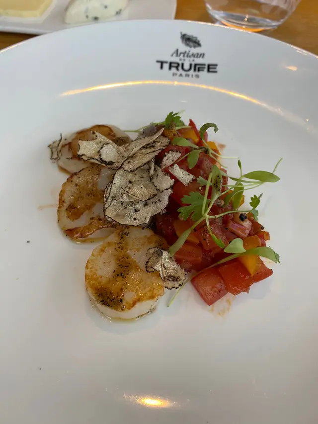 帶子煎得很香，伴碟嘅蕃茄加咗香醋，非常鮮味