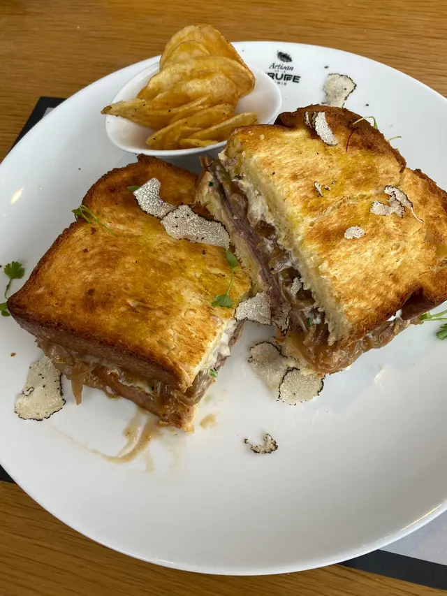 和牛三文治🥪，分量十足，個toast用牛油煎過，好大份食唔晒