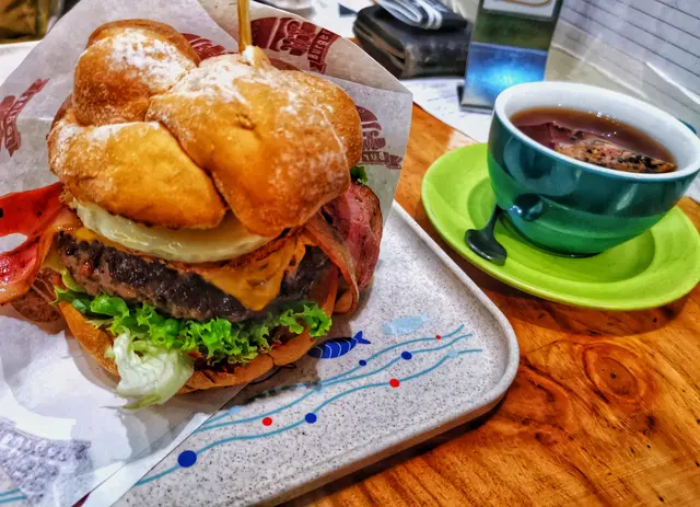 大隻佬漢堡 ＋玫瑰普洱茶 （套餐）