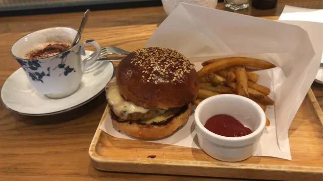 哥達芝士雞肉漢堡拌香辣薯條