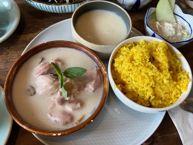 泰式椰汁青咖哩雞配黃薑飯