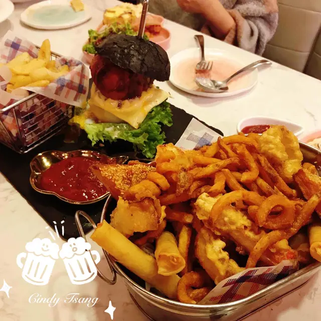 炸物拼盤和招牌漢堡配薯條