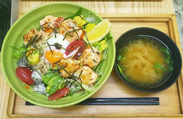 慢煮三文魚配牛油果丼