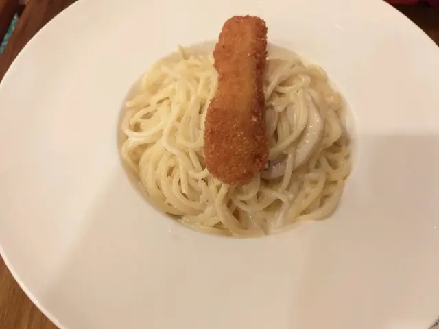 我想過佢淨係畀一條三文魚 咁孤寒 然後白汁真係好唔掂 完全冇味 雞肉又唔多 唔知自己食緊啲乜。