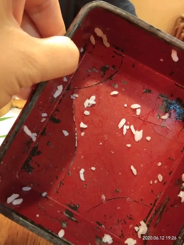 汁煮牛肉 大根配飯，可見飯盒內層塗層甩唔少，唔知會唔會食落肚。
左上角見到白色裂痕，拿起透光的，即其實已穿底