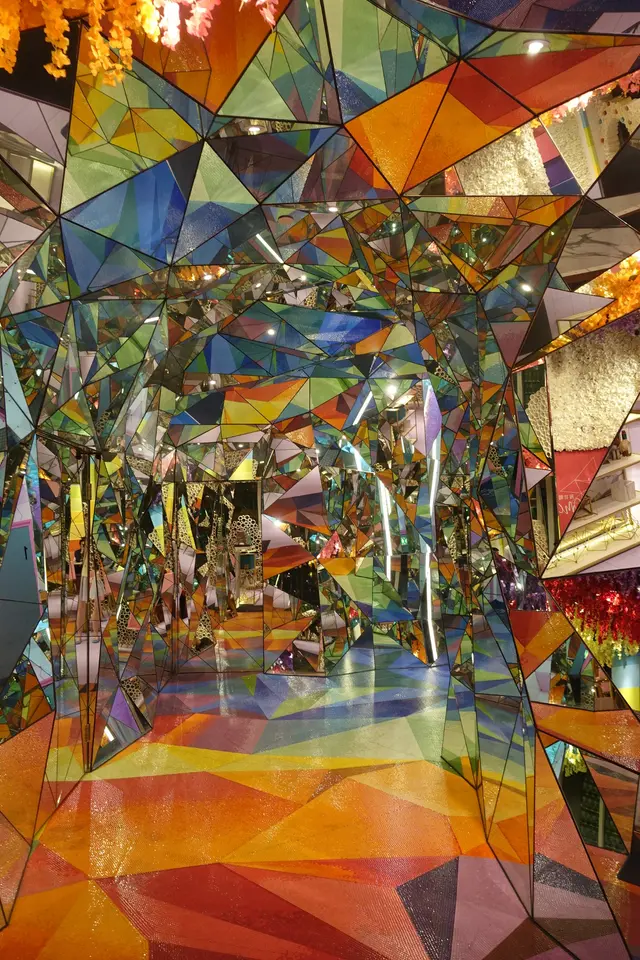 四周圍也充滿三角形的鏡子、地下好似七巧遇板的圖案,令人勾起童年回憶