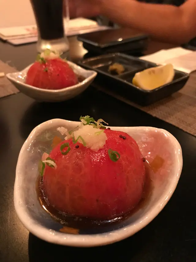 店員送來的前菜，酸汁廷開胃的