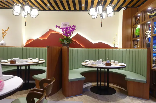 右邊是孤型多人大枱