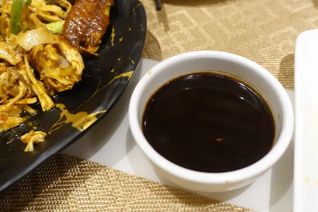 怕辣的話，不妨蘸上店方的秘製醬汁，味道夾雜黑醋的風味