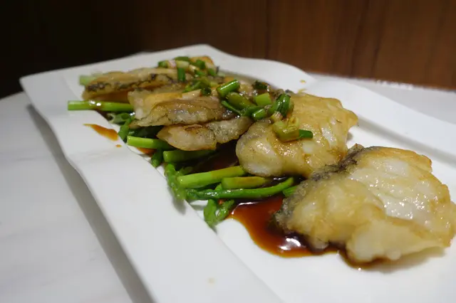 鮮美的魚肉厚切平均，煎至表面薄薄的金黃色