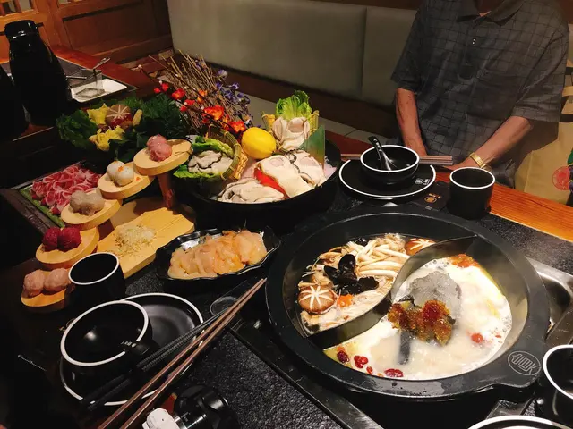 三味西湖拼山珍百菌  (藥膳魚湯拼鮮菇湯)