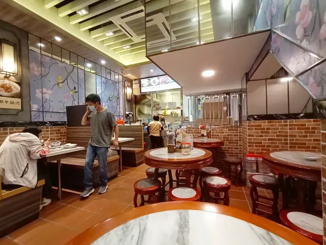 數落不到十張枱,  枱與枱保持一定距離, 不感到擠迫