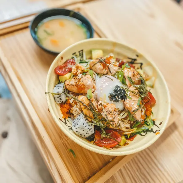 慢煮三文魚配牛油果丼