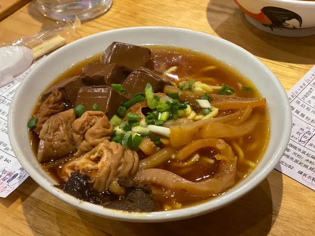  咖喱辣加麻辣 豬大腸豬紅咖喱魷魚油麵（少）