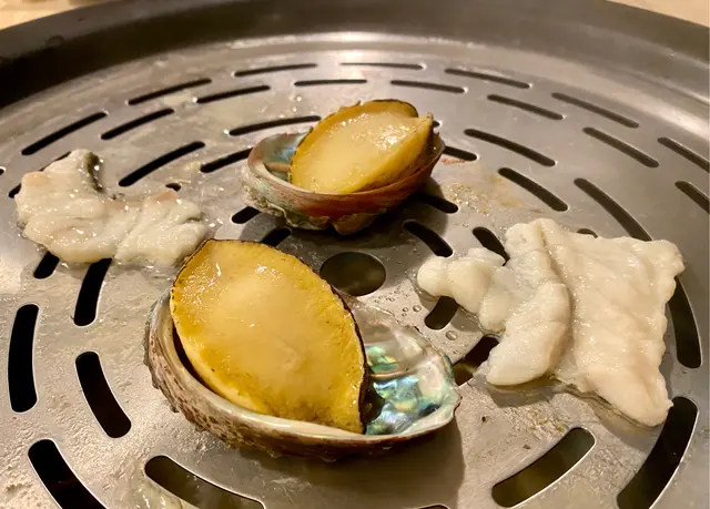內:  台灣九孔鮑魚      外:  深海龍躉片