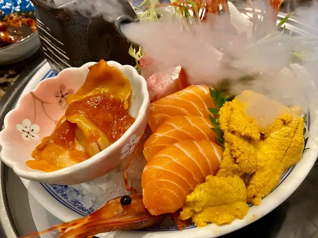 刺身拼盤：塔斯曼尼亞海膽、北海道牡丹蝦、赤貝、三文魚、帶子、油甘魚