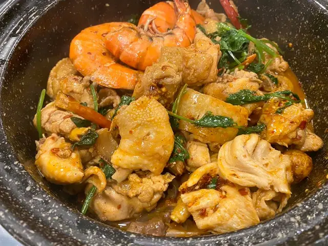 少辣大蝦花膠魚肚雞煲