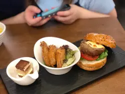 蟹肉芝士焗大啡菇漢堡配雞翼