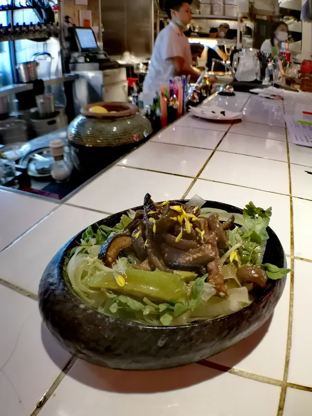 葱油涼拌泰國王鱔,配醬油漬牛油果,萵荀沙律