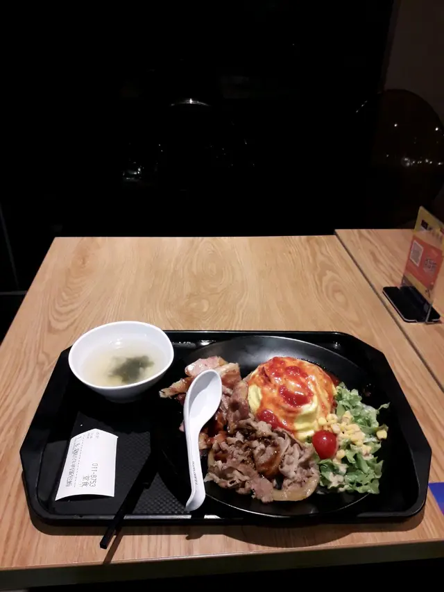 雞扒牛肉蛋包飯