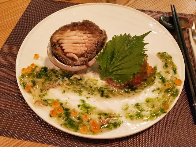 活鮑魚配蟹肉海苔醬