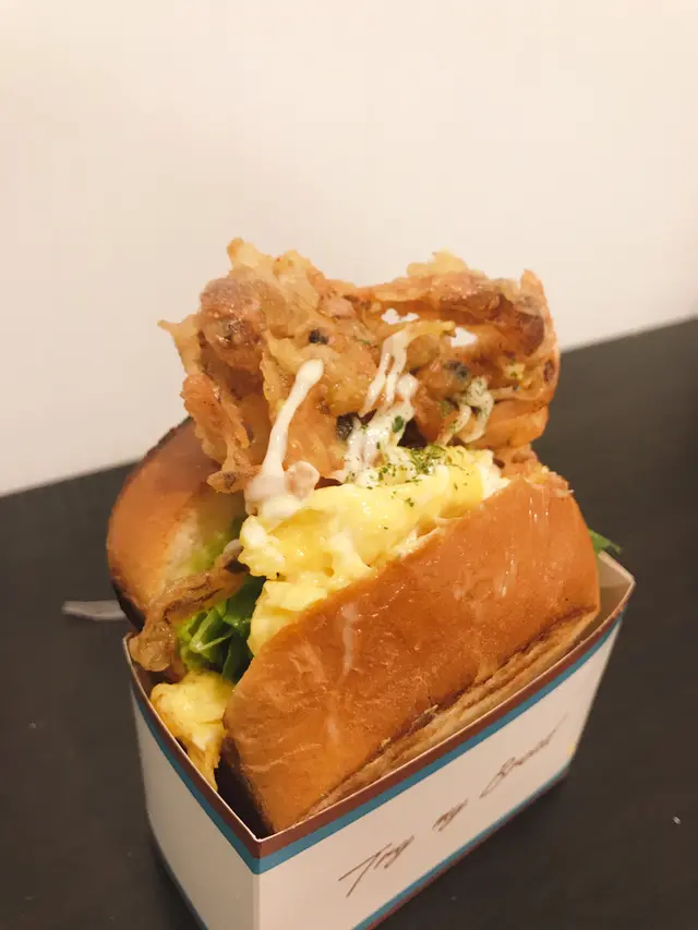 吐司整體大小比想像中細,不過軟殼蟹都算炸得脆,只係略嫌有少少油膩,而配上滑蛋就令到成件事比較好味!滑蛋都算炒得夠滑同埋夠蛋味!