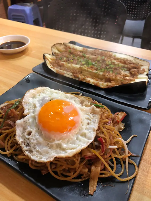 炒意粉有鑊氣，夠乾身！茄子就。。。有點太濃味，要配啤酒～