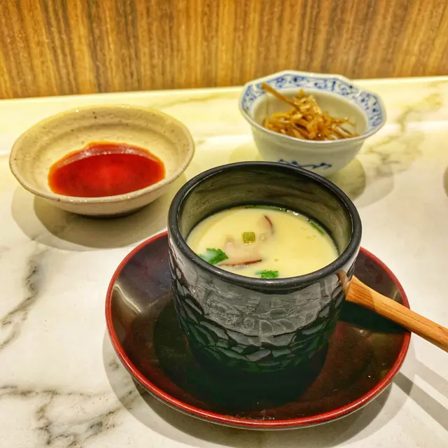 茶碗蒸滑溜鮮甜，餡料豐富