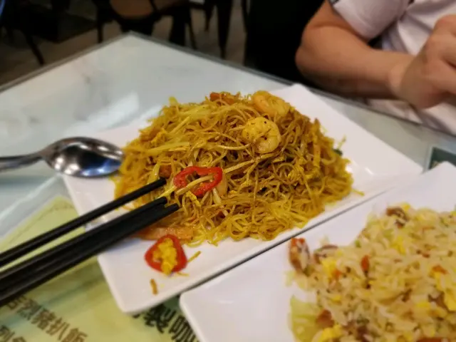 本來點咗炒貴刁因為貴啲賣曬 、所以轉咗咖哩星洲炒米, 食得出廚師用咗咖哩粉去炒米線