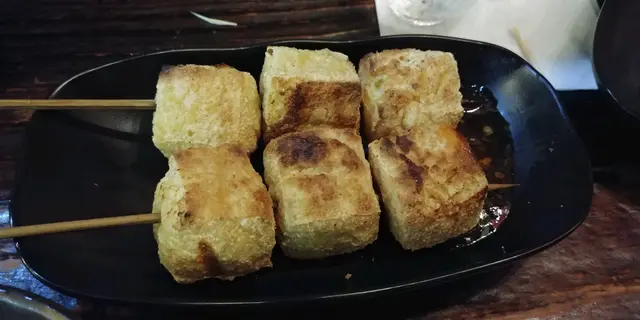 將ㄧ般豆卜燒至表面乾脆微焦，跟泰式雞醬，可能食灘凍咗有啲硬。豆卜配雞醬食落都OK。