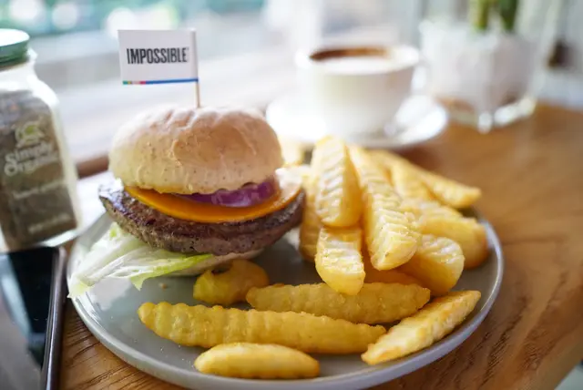 瞌埋眼食真係似食緊真肉漢堡,佢個素芝士都好重芝士味,薯條粗切,食多幾次都冇乜罪惡感