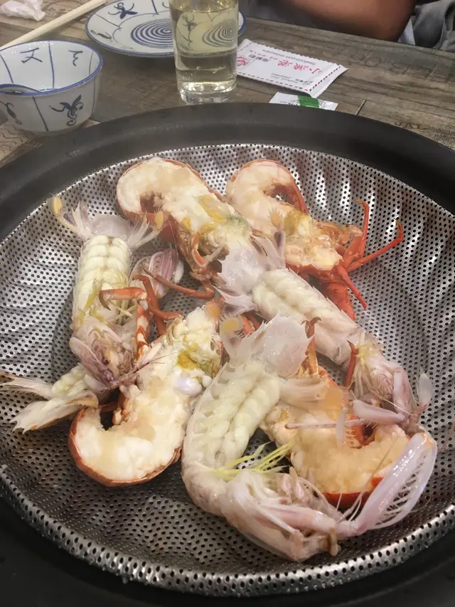 龍蝦半隻;賴尿蝦一隻