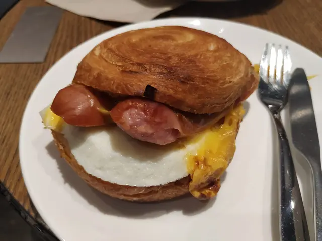 香蜜法蘭克福腸芝蛋酥皮三文治