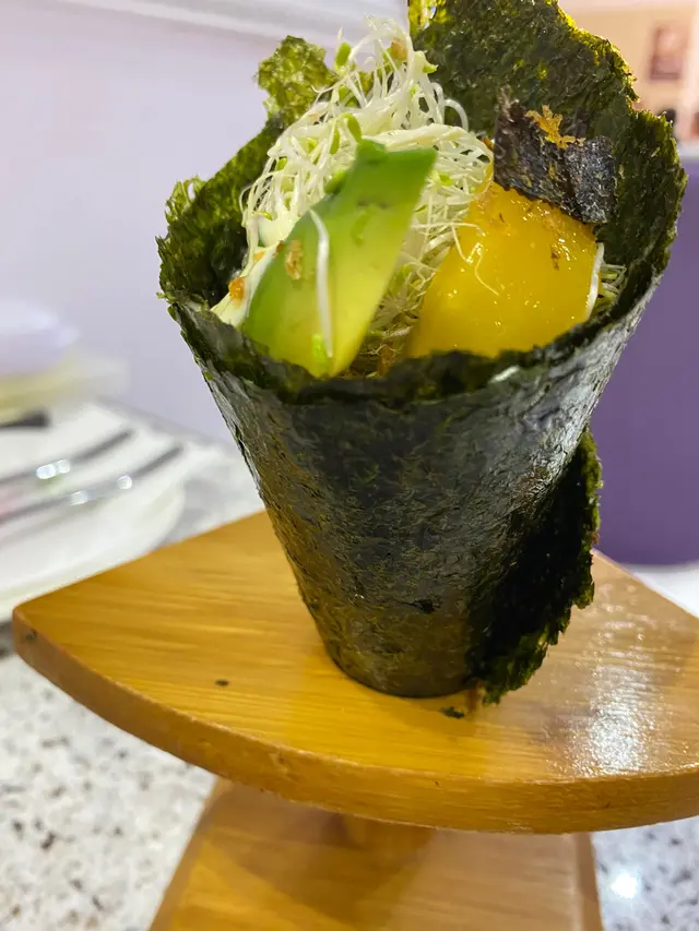 牛油果苜蓿芽手卷