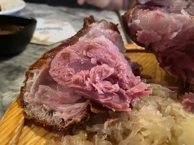 一切開啲汁就彈晒出嚟,入面嘅肉依然keep到好嫩滑,非常Juicy!