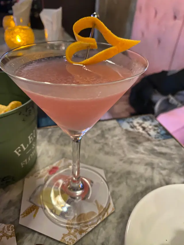 酒精味唔算好重，甜甜地又有淡淡的水果味，飲落好清新好match!