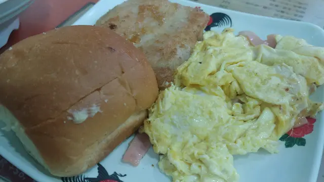 香煎豬扒、火腿奄列、牛油餐包