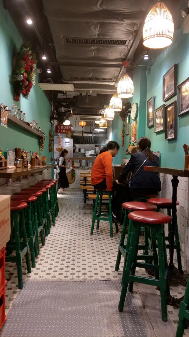 尚算少人，起碼不用等位！