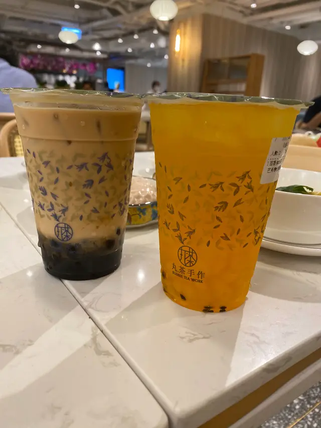 百香果綠茶 (右), 黑糖珍珠咖啡拿鐵 (左)