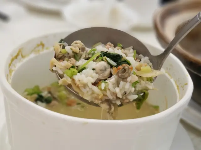 瑤柱肉鬆蠔仔芫茜湯飯