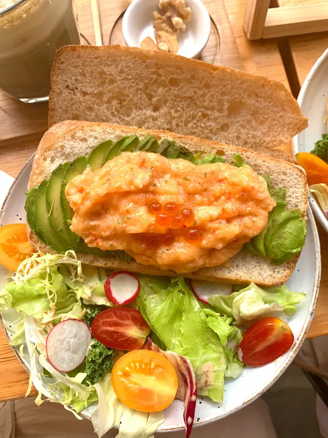 牛油果同小龍蝦沙律味道好夾！牛油果可以中和沙律同三文魚子嘅鹹味！亦都提升左材料嘅鮮味