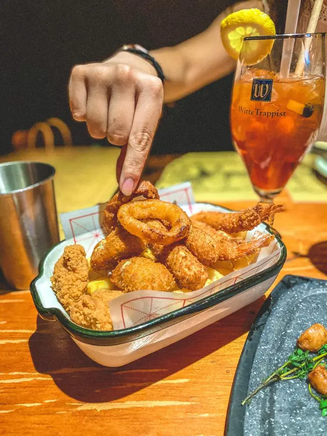 輕食拼盤 (薯條、雞翼、炸蝦、芝士條、炸蠔、洋蔥圈)